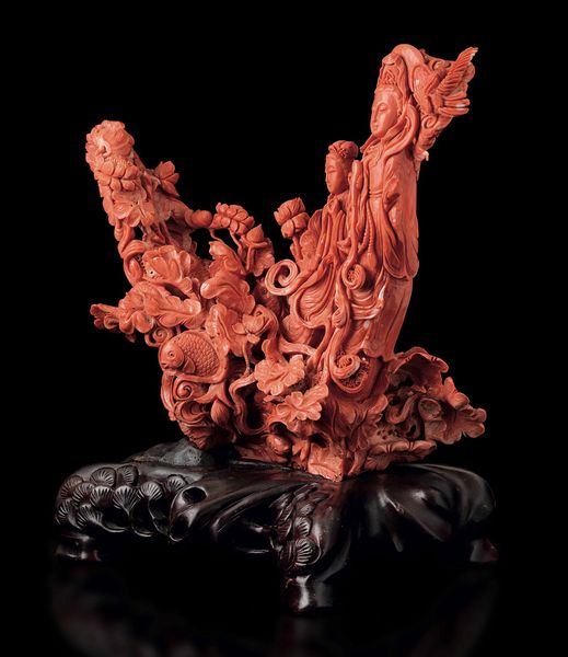 Grande gruppo finemente scolpito in corallo raffigurante Guanyin con ancella e pesci tra i flutti, Cina, inizi XX secolo  - Asta Fine chinese works of art - Associazione Nazionale - Case d'Asta italiane