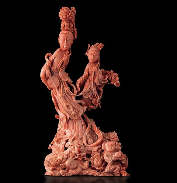 Gruppo scolpito in corallo rosa raffigurante due dame con fanciulli e fiori, Cina, inizi XX secolo  - Asta Fine chinese works of art - Associazione Nazionale - Case d'Asta italiane