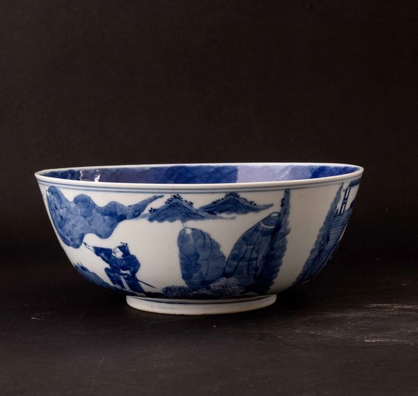 Ciotola in porcellana bianca e blu con scene di vita comune e figura centrale di drago tra le nuvole, Cina, Dinastia Qing,  XIX secolo  - Asta Fine chinese works of art - Associazione Nazionale - Case d'Asta italiane