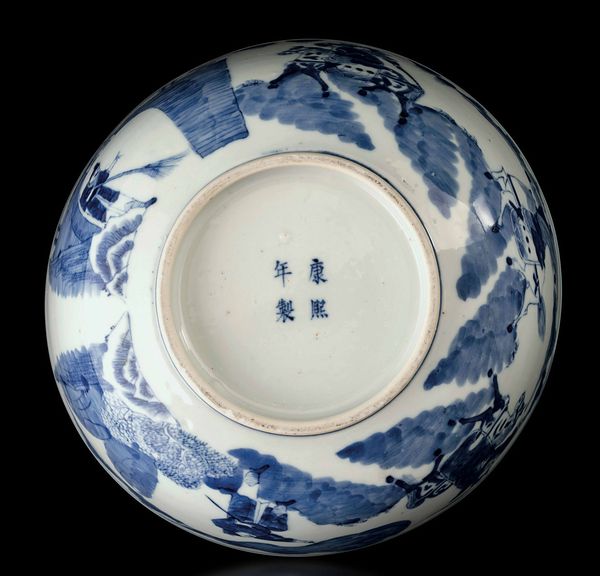 Ciotola in porcellana bianca e blu con scene di vita comune e figura centrale di drago tra le nuvole, Cina, Dinastia Qing,  XIX secolo  - Asta Fine chinese works of art - Associazione Nazionale - Case d'Asta italiane