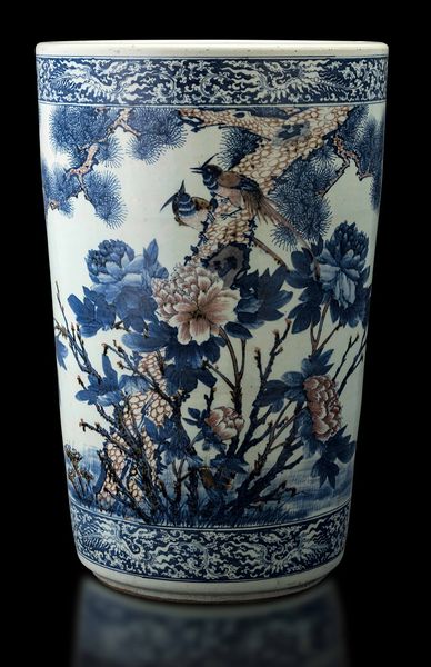 Grande e straordinaria giardiniera in porcellana a decoro blu e rosso ferro sotto smalto con raffigurazione naturalistica di uccellini tra rami in fiore, Cina, Dinastia Qing, epoca Kangxi (1662-1722)  - Asta Fine chinese works of art - Associazione Nazionale - Case d'Asta italiane