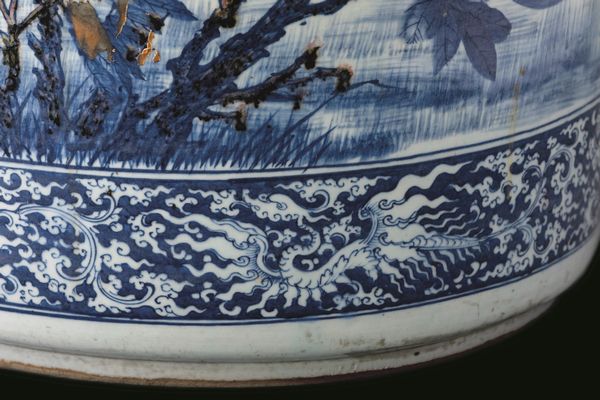 Grande e straordinaria giardiniera in porcellana a decoro blu e rosso ferro sotto smalto con raffigurazione naturalistica di uccellini tra rami in fiore, Cina, Dinastia Qing, epoca Kangxi (1662-1722)  - Asta Fine chinese works of art - Associazione Nazionale - Case d'Asta italiane