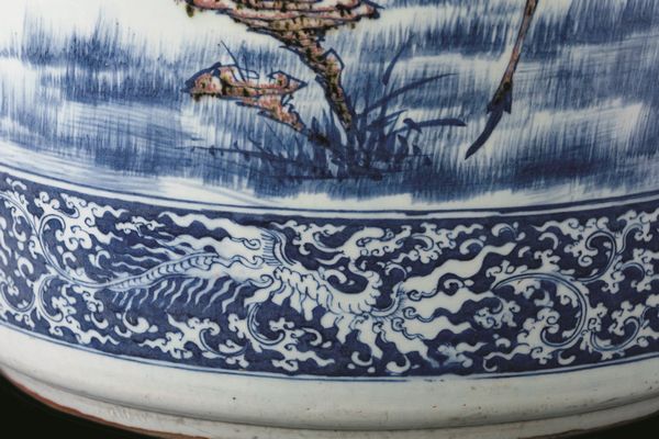 Grande e straordinaria giardiniera in porcellana a decoro blu e rosso ferro sotto smalto con raffigurazione naturalistica di uccellini tra rami in fiore, Cina, Dinastia Qing, epoca Kangxi (1662-1722)  - Asta Fine chinese works of art - Associazione Nazionale - Case d'Asta italiane