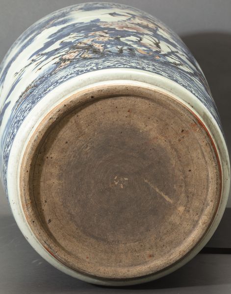 Grande e straordinaria giardiniera in porcellana a decoro blu e rosso ferro sotto smalto con raffigurazione naturalistica di uccellini tra rami in fiore, Cina, Dinastia Qing, epoca Kangxi (1662-1722)  - Asta Fine chinese works of art - Associazione Nazionale - Case d'Asta italiane