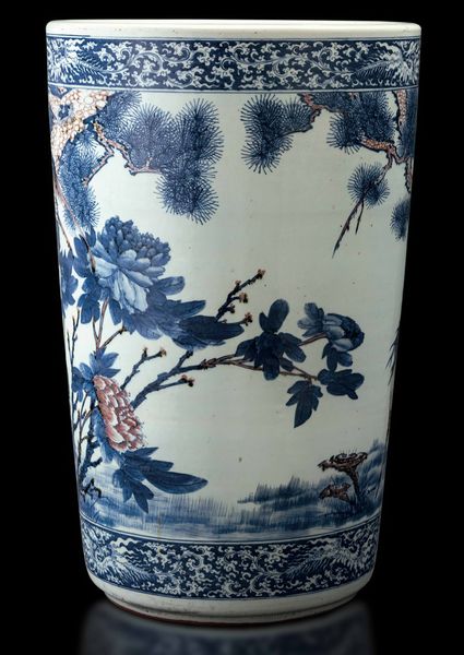 Grande e straordinaria giardiniera in porcellana a decoro blu e rosso ferro sotto smalto con raffigurazione naturalistica di uccellini tra rami in fiore, Cina, Dinastia Qing, epoca Kangxi (1662-1722)  - Asta Fine chinese works of art - Associazione Nazionale - Case d'Asta italiane