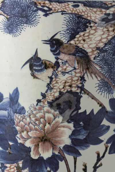 Grande e straordinaria giardiniera in porcellana a decoro blu e rosso ferro sotto smalto con raffigurazione naturalistica di uccellini tra rami in fiore, Cina, Dinastia Qing, epoca Kangxi (1662-1722)  - Asta Fine chinese works of art - Associazione Nazionale - Case d'Asta italiane