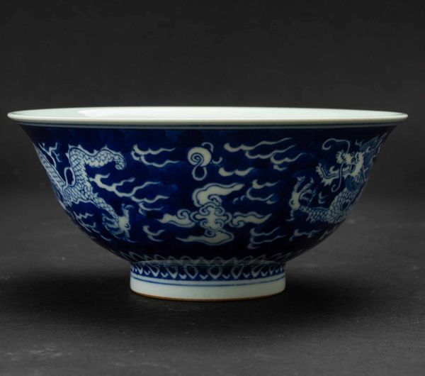 Ciotola in porcellana bianca e blu con figure di draghi tra le nuvole, Cina, Repubblica, XX secolo  - Asta Fine chinese works of art - Associazione Nazionale - Case d'Asta italiane