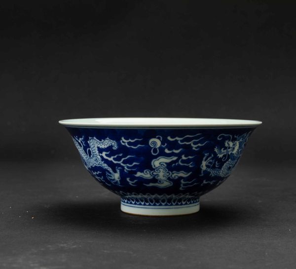 Ciotola in porcellana bianca e blu con figure di draghi tra le nuvole, Cina, Repubblica, XX secolo  - Asta Fine chinese works of art - Associazione Nazionale - Case d'Asta italiane