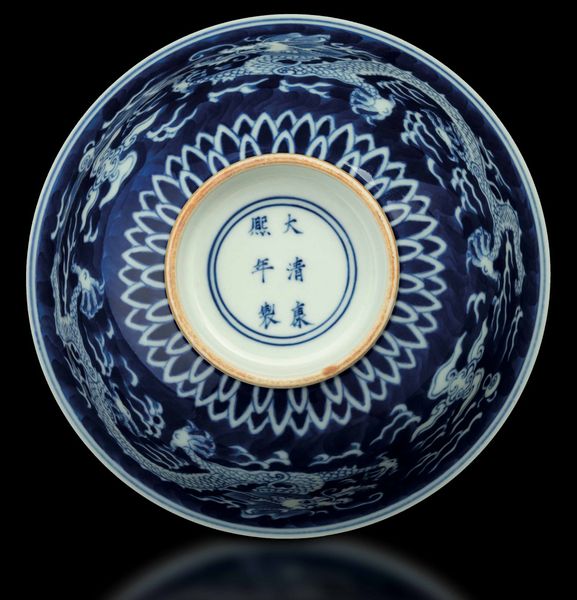 Ciotola in porcellana bianca e blu con figure di draghi tra le nuvole, Cina, Repubblica, XX secolo  - Asta Fine chinese works of art - Associazione Nazionale - Case d'Asta italiane