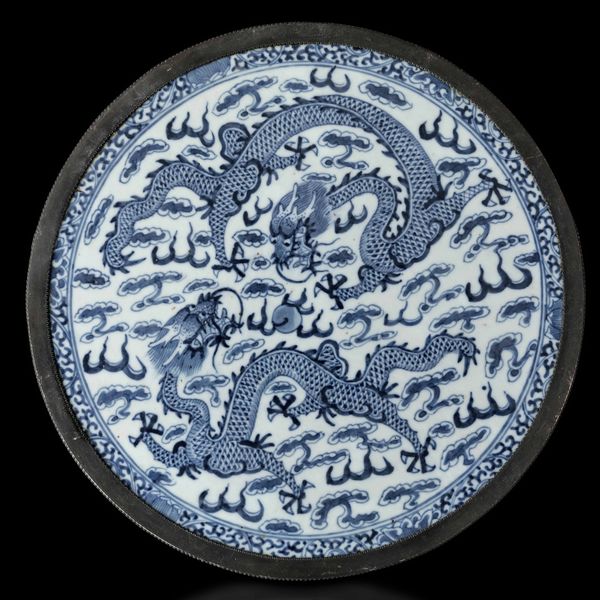 Placca circolare in porcellana bianca e blu con decoro di draghi tra le nuvole, Cina, Dinastia Qing, XIX secolo  - Asta Fine chinese works of art - Associazione Nazionale - Case d'Asta italiane