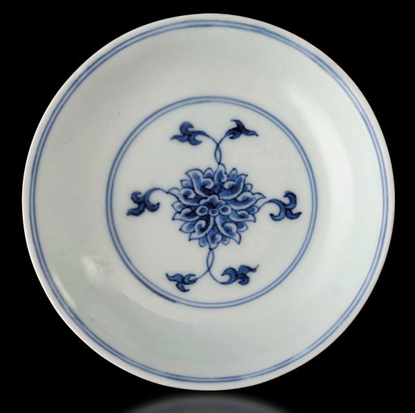 Piccolo piatto in porcellana bianca e blu con decoro a fiori di loto, Cina, Dinastia Qing, marca e del periodo Kangxi (1662-1722)  - Asta Fine chinese works of art - Associazione Nazionale - Case d'Asta italiane