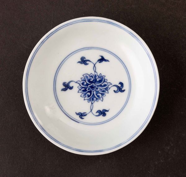 Piccolo piatto in porcellana bianca e blu con decoro a fiori di loto, Cina, Dinastia Qing, marca e del periodo Kangxi (1662-1722)  - Asta Fine chinese works of art - Associazione Nazionale - Case d'Asta italiane
