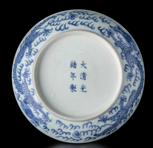 Piatto in porcellana bianca e blu con figura centrale di drago tra le nuvole, Cina, Dinastia Qing, marca e del periodo Guangxu (1875-1908)  - Asta Fine chinese works of art - Associazione Nazionale - Case d'Asta italiane