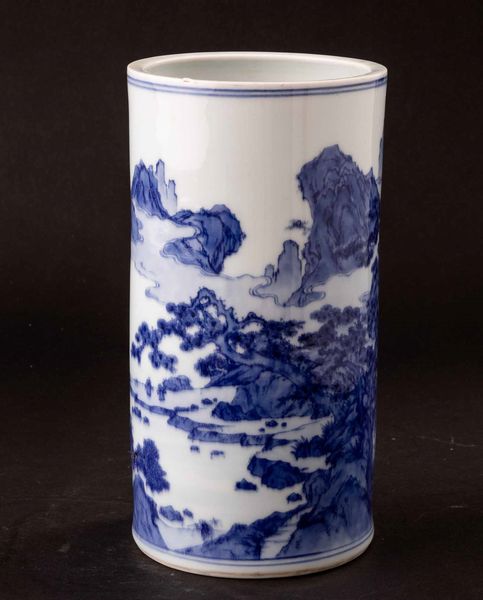 Vaso cilindrico in porcellana bianca e blu raffigurante scorcio di paesaggio, Cina, Dinastia Qing, XIX secolo  - Asta Fine chinese works of art - Associazione Nazionale - Case d'Asta italiane