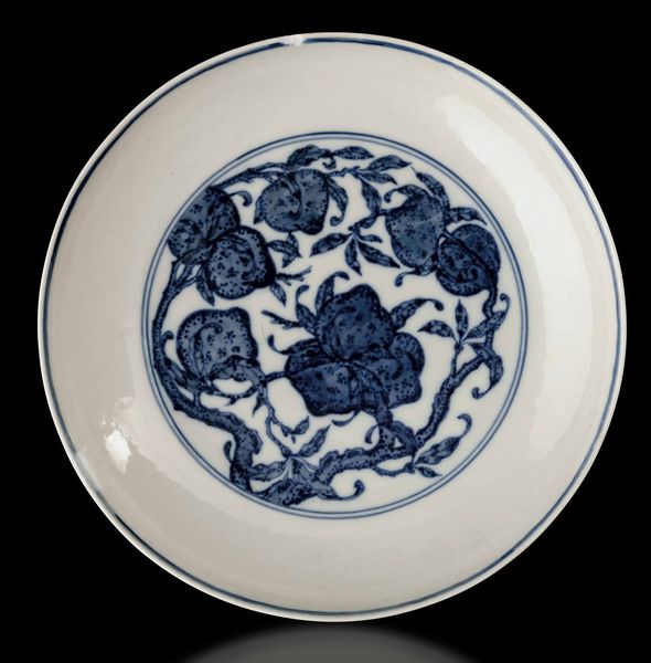 Piatto in porcellana bianca e blu con decoro centrale di pesche, Cina, Dinastia Qing, XIX secolo  - Asta Fine chinese works of art - Associazione Nazionale - Case d'Asta italiane