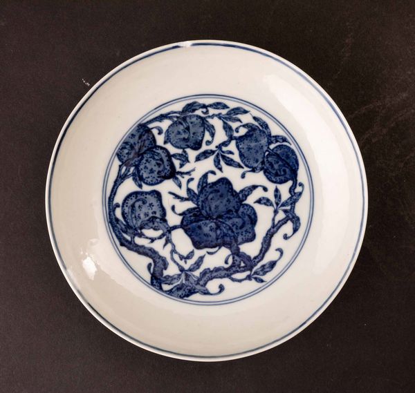 Piatto in porcellana bianca e blu con decoro centrale di pesche, Cina, Dinastia Qing, XIX secolo  - Asta Fine chinese works of art - Associazione Nazionale - Case d'Asta italiane