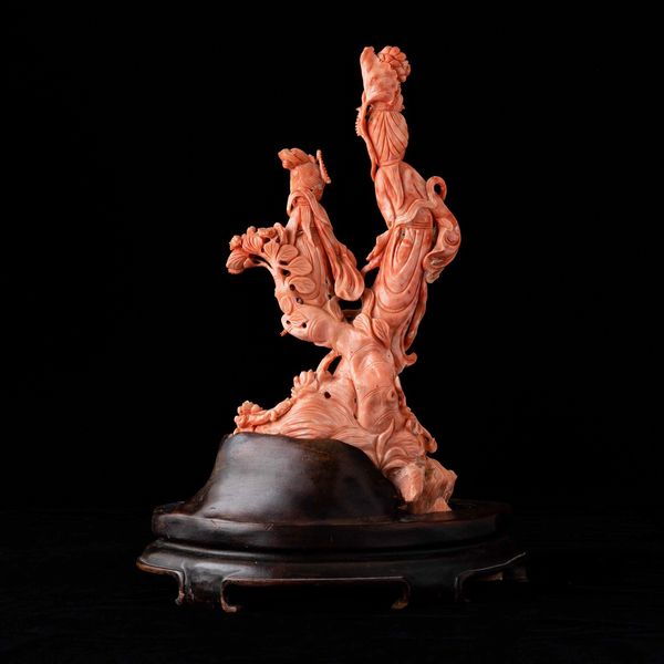 Gruppo scolpito in corallo rosa raffigurante due dame con fanciulli e fiori, Cina, inizi XX secolo  - Asta Fine chinese works of art - Associazione Nazionale - Case d'Asta italiane