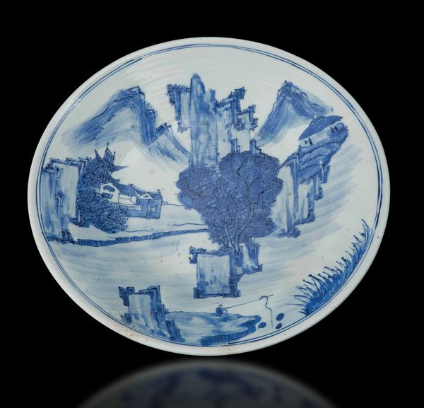 Piatto in porcellana bianca e blu con raffigurazione di paesaggio, Cina, Dinastia Qing, epoca Daoguang (1821-1850)  - Asta Fine chinese works of art - Associazione Nazionale - Case d'Asta italiane