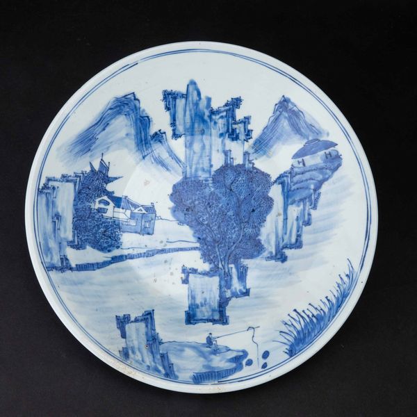 Piatto in porcellana bianca e blu con raffigurazione di paesaggio, Cina, Dinastia Qing, epoca Daoguang (1821-1850)  - Asta Fine chinese works of art - Associazione Nazionale - Case d'Asta italiane