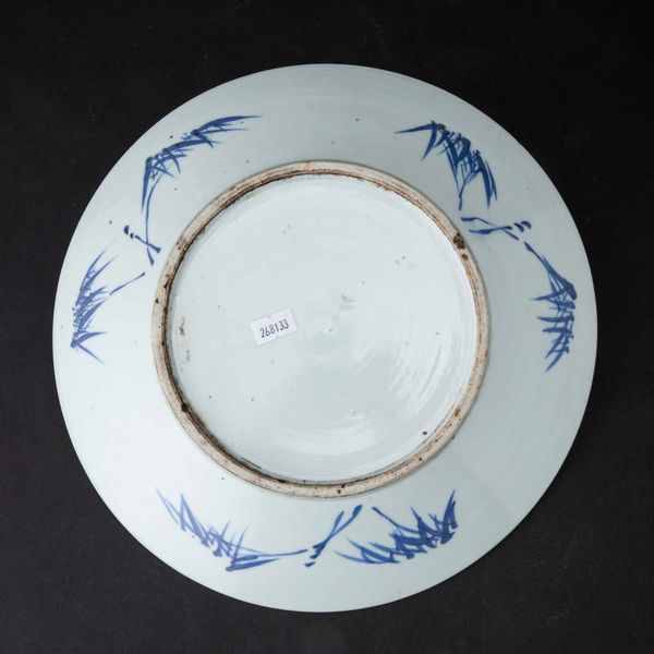 Piatto in porcellana bianca e blu con raffigurazione di paesaggio, Cina, Dinastia Qing, epoca Daoguang (1821-1850)  - Asta Fine chinese works of art - Associazione Nazionale - Case d'Asta italiane