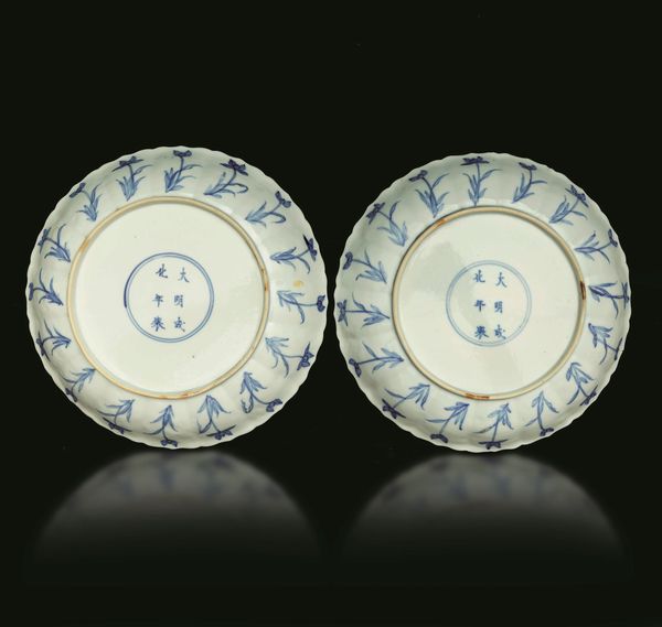 Coppia di piatti in porcellana bianca e blu con scene di caccia e decori floreali, Cina, Dinastia Qing, epoca Kangxi (1662-1722)  - Asta Fine chinese works of art - Associazione Nazionale - Case d'Asta italiane