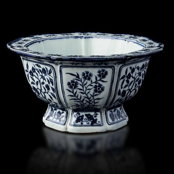 Giardiniera ottagonale in porcellana bianca e blu con soggetti naturalistici entro riserve e decori floreali, Cina, Dinastia Qing, XIX secolo  - Asta Fine chinese works of art - Associazione Nazionale - Case d'Asta italiane
