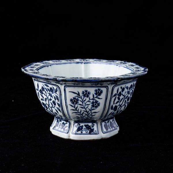 Giardiniera ottagonale in porcellana bianca e blu con soggetti naturalistici entro riserve e decori floreali, Cina, Dinastia Qing, XIX secolo  - Asta Fine chinese works of art - Associazione Nazionale - Case d'Asta italiane