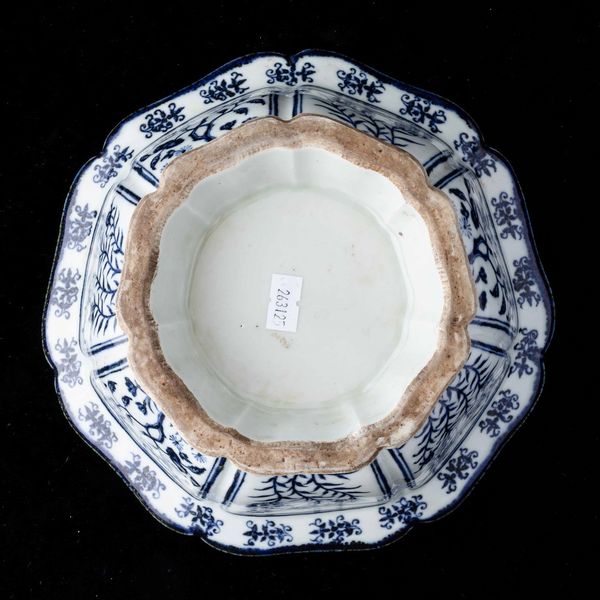 Giardiniera ottagonale in porcellana bianca e blu con soggetti naturalistici entro riserve e decori floreali, Cina, Dinastia Qing, XIX secolo  - Asta Fine chinese works of art - Associazione Nazionale - Case d'Asta italiane