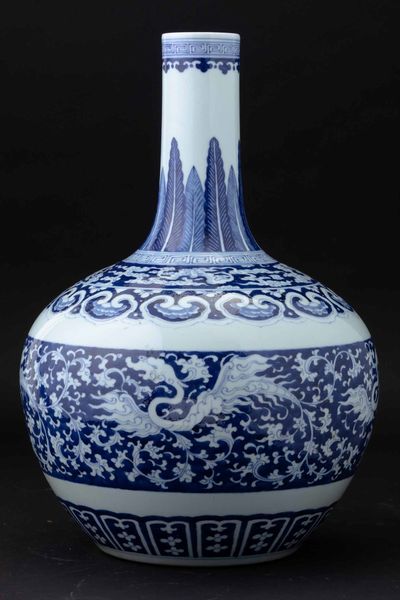 Vaso Tianqiuping in porcellana bianca e blu con draghi tra le nuvole, Cina, Dinastia Qing, epoca Guangxu (1875-1908)  - Asta Fine chinese works of art - Associazione Nazionale - Case d'Asta italiane