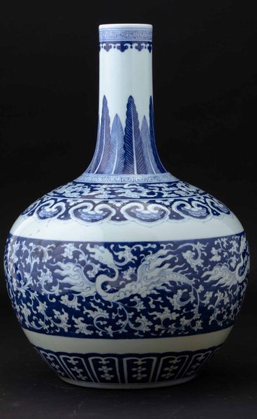 Vaso Tianqiuping in porcellana bianca e blu con draghi tra le nuvole, Cina, Dinastia Qing, epoca Guangxu (1875-1908)  - Asta Fine chinese works of art - Associazione Nazionale - Case d'Asta italiane