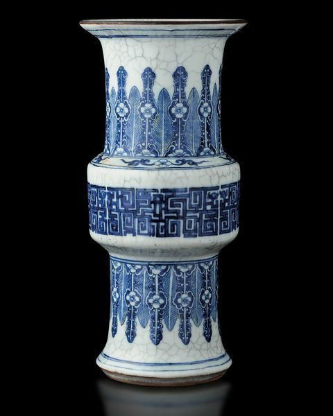 Vaso Gu in porcellana con decoro d'ispirazione arcaica sui toni del bianco e del blu, Cina, Dinastia Qing, XIX secolo  - Asta Fine chinese works of art - Associazione Nazionale - Case d'Asta italiane