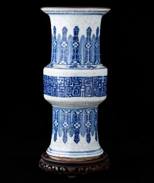 Vaso Gu in porcellana con decoro d'ispirazione arcaica sui toni del bianco e del blu, Cina, Dinastia Qing, XIX secolo  - Asta Fine chinese works of art - Associazione Nazionale - Case d'Asta italiane