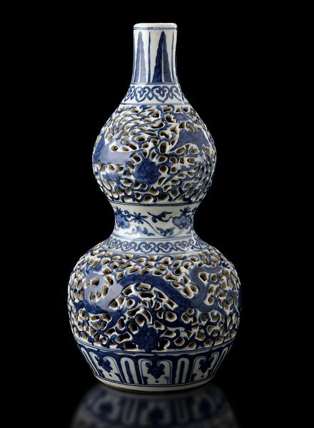 Vaso a doppia zucca in porcellana bianca e blu con figure di draghi tra le nuvole e decoro a traforo, Cina, Repubblica, XX secolo  - Asta Fine chinese works of art - Associazione Nazionale - Case d'Asta italiane