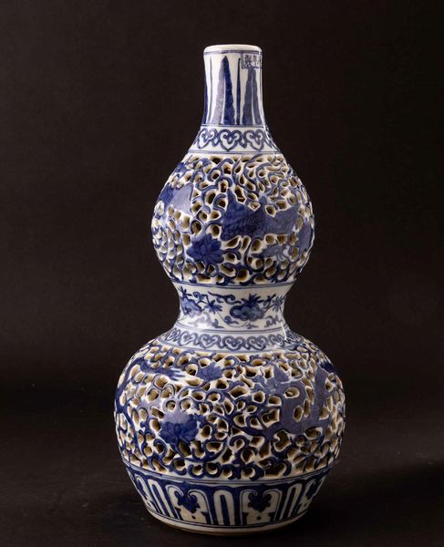 Vaso a doppia zucca in porcellana bianca e blu con figure di draghi tra le nuvole e decoro a traforo, Cina, Repubblica, XX secolo  - Asta Fine chinese works of art - Associazione Nazionale - Case d'Asta italiane