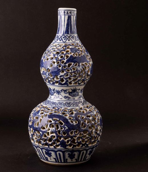 Vaso a doppia zucca in porcellana bianca e blu con figure di draghi tra le nuvole e decoro a traforo, Cina, Repubblica, XX secolo  - Asta Fine chinese works of art - Associazione Nazionale - Case d'Asta italiane