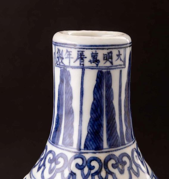 Vaso a doppia zucca in porcellana bianca e blu con figure di draghi tra le nuvole e decoro a traforo, Cina, Repubblica, XX secolo  - Asta Fine chinese works of art - Associazione Nazionale - Case d'Asta italiane