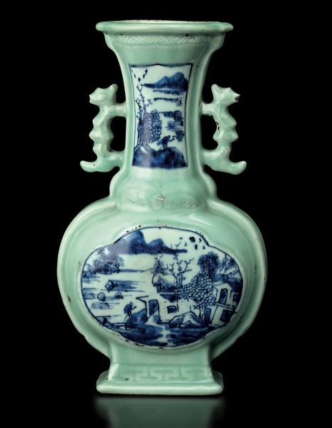 Vaso in porcellana Celadon con anse sagomate e raffigurazioni di paesaggio sui toni del bianco e del blu entro riserve, Cina, Dinastia Qing, epoca Jiaqing (1796-1820)  - Asta Fine chinese works of art - Associazione Nazionale - Case d'Asta italiane