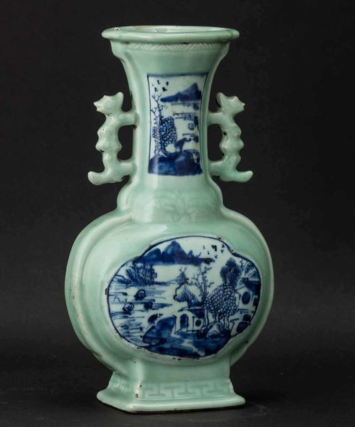 Vaso in porcellana Celadon con anse sagomate e raffigurazioni di paesaggio sui toni del bianco e del blu entro riserve, Cina, Dinastia Qing, epoca Jiaqing (1796-1820)  - Asta Fine chinese works of art - Associazione Nazionale - Case d'Asta italiane
