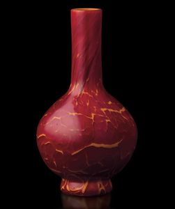 Piccolo vaso a bottiglia in vetro di Pechino sui toni del rosso e dell'arancio, Cina, Dinastia Qing, probabilmente marca e del periodo Qianlong (1736-1796)  - Asta Fine chinese works of art - Associazione Nazionale - Case d'Asta italiane