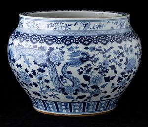 Cachepot in porcellana bianca e blu con figure di draghi e peonie in fiore, Cina, Dinastia Qing, epoca Qianlong (1736-1796)  - Asta Fine chinese works of art - Associazione Nazionale - Case d'Asta italiane