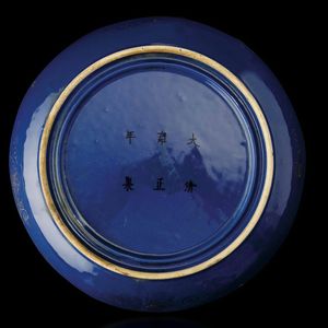 Piatto in porcellana monocroma blu con decori floreali e vegetali lumeggiati in color oro, Cina, Dinastia Qing, XIX secolo  - Asta Fine chinese works of art - Associazione Nazionale - Case d'Asta italiane