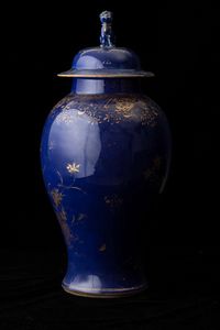 Potiche in porcellana monocroma blu con decori lumeggiati in color oro e presa del coperchio a foggia di leone, Cina, Dinastia Qing, epoca Kangxi (1662-1722)  - Asta Fine chinese works of art - Associazione Nazionale - Case d'Asta italiane
