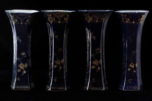 Quattro vasi a tromba a pianta esagonale in porcellana monocroma blu con scene di vita comune lumeggiate in color oro, Cina, Dinastia Qing, epoca Qianlong (1736-1796)  - Asta Fine chinese works of art - Associazione Nazionale - Case d'Asta italiane