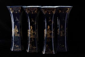Quattro vasi a tromba a pianta esagonale in porcellana monocroma blu con scene di vita comune lumeggiate in color oro, Cina, Dinastia Qing, epoca Qianlong (1736-1796)  - Asta Fine chinese works of art - Associazione Nazionale - Case d'Asta italiane