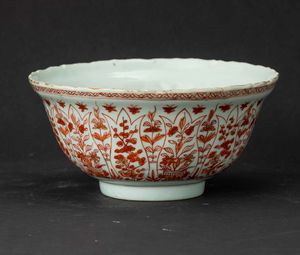 Ciotola in porcellana con decori floreali sui toni dell'arancio, Cina, Dinastia Qing, epoca Kangxi (1662-1722)  - Asta Fine chinese works of art - Associazione Nazionale - Case d'Asta italiane