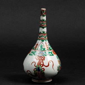 Vaso a bottiglia in porcellana Famiglia Verde con decori naturalistici, Cina, Dinastia Qing, epoca Kangxi (1662-1722)  - Asta Fine chinese works of art - Associazione Nazionale - Case d'Asta italiane