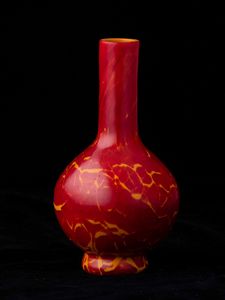 Piccolo vaso a bottiglia in vetro di Pechino sui toni del rosso e dell'arancio, Cina, Dinastia Qing, probabilmente marca e del periodo Qianlong (1736-1796)  - Asta Fine chinese works of art - Associazione Nazionale - Case d'Asta italiane