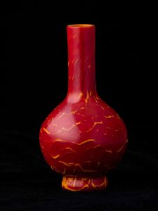 Piccolo vaso a bottiglia in vetro di Pechino sui toni del rosso e dell'arancio, Cina, Dinastia Qing, probabilmente marca e del periodo Qianlong (1736-1796)  - Asta Fine chinese works of art - Associazione Nazionale - Case d'Asta italiane