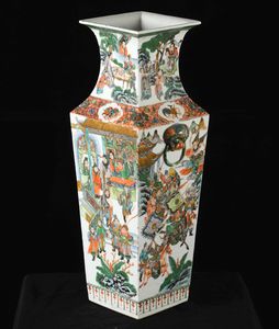 Coppia di vasi in porcellana Famiglia Verde a sezione quadrata con scene di vita di corte e mascheroni a foggia di testa leonina, Cina, Dinastia Qing, epoca Guangxu (1875-1908)  - Asta Fine chinese works of art - Associazione Nazionale - Case d'Asta italiane