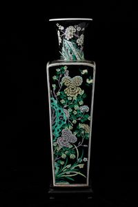 Vaso a sezione quadrata in porcellana Famiglia Nera con decoro di rami in fiore, Cina, Dinastia Qing, XIX secolo  - Asta Fine chinese works of art - Associazione Nazionale - Case d'Asta italiane
